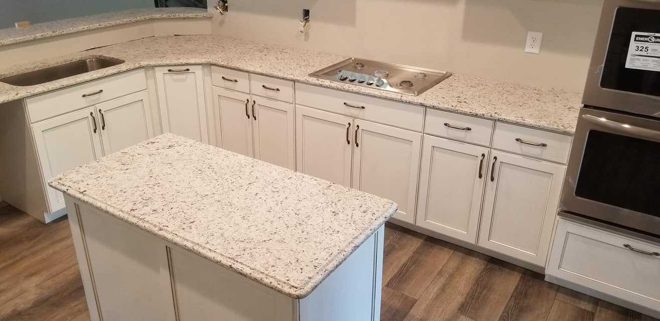White Ornamental Granite Kitchen Countertops with Island