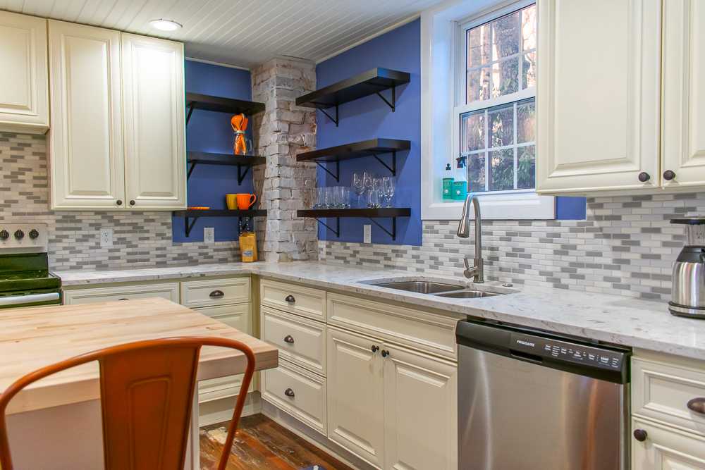 Tropical White Quartz Kitchen Countertop with Tile Backsplash